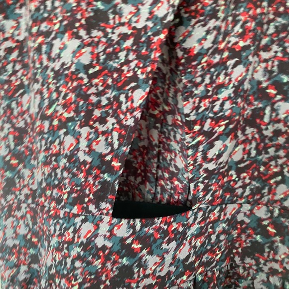 Gorgeous BCBG patterned dress - Picture 5 of 5